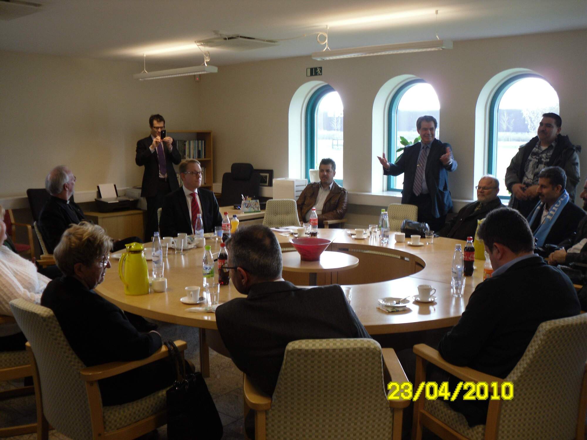 Integrationsminister Tobias Billström på besök i Islamic Center, april 2010.